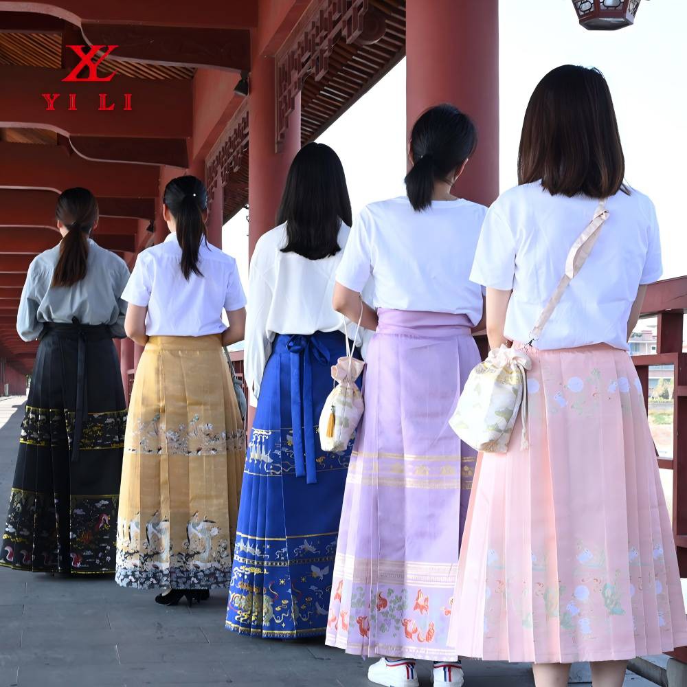 Elion employees wore their own horse-face skirts to go out for fun. Elion employees wore their own horse-face skirts to go out for fun.